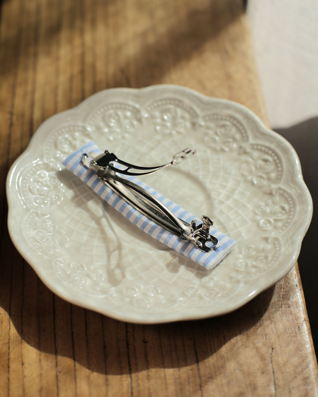 French barrette cheveux Hortense Marie-Joséphine rectangulaire en tissu coton fines rayures bleues et blanches parfaite pour cérémonies et tenues du quotidien