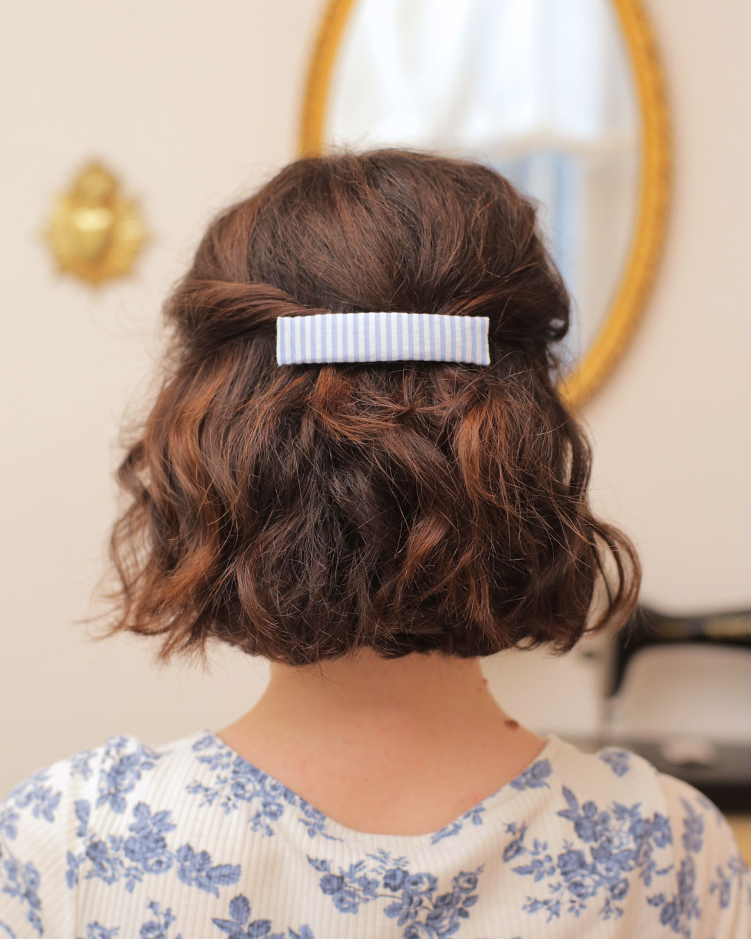 French barrette cheveux Hortense Marie-Joséphine rectangulaire en tissu coton fines rayures bleu clair et blanches parfaite pour cérémonies et tenues du quotidien