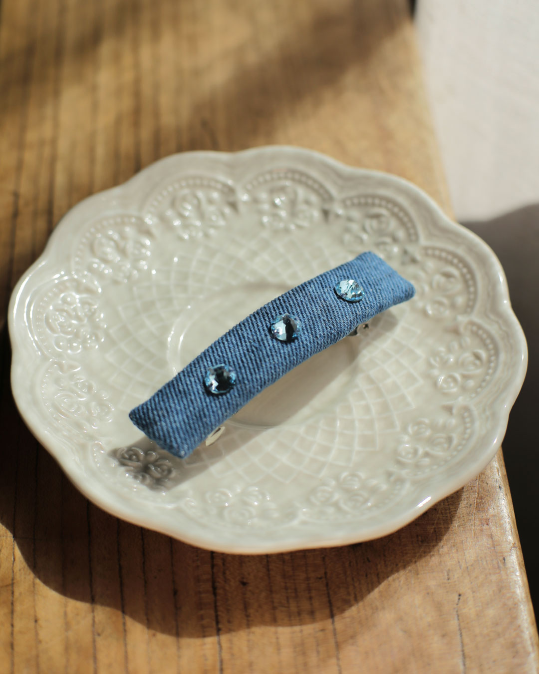 French barrette cheveux Hortense Marie-Joséphine rectangulaire en tissu jean bleu denim et cristaux swarovski turquoise parfaite pour cérémonies et tenues du quotidien