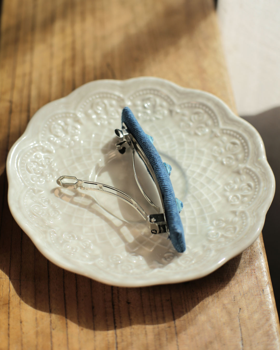 French barrette cheveux Hortense Marie-Joséphine rectangulaire en tissu jean bleu denim et cristaux swarovski turquoise parfaite pour cérémonies et tenues du quotidien