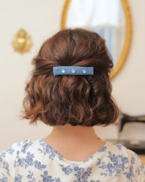 French barrette cheveux Hortense Marie-Joséphine rectangulaire en tissu jean bleu denim et cristaux swarovski turquoise parfaite pour cérémonies et tenues du quotidien