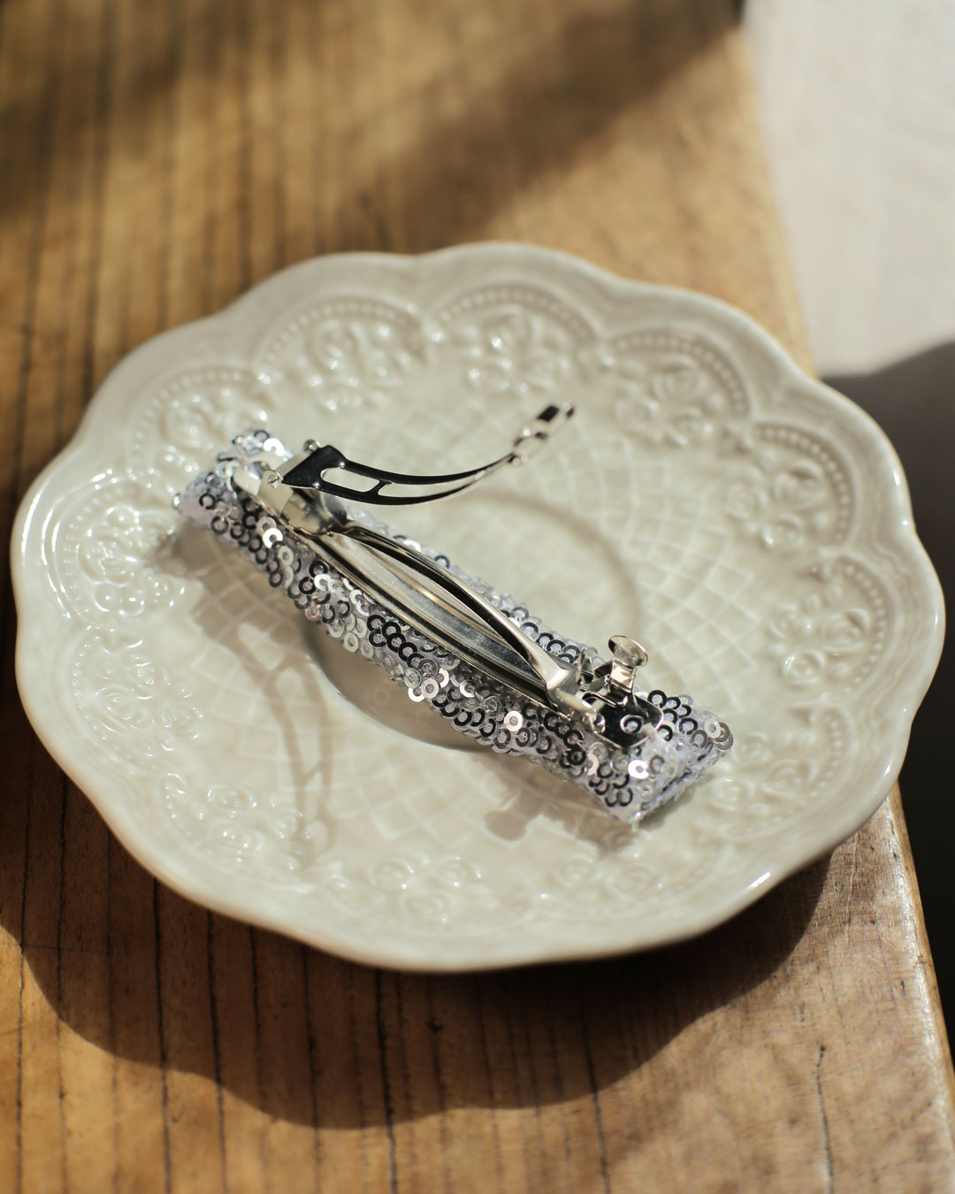 French barrette cheveux Hortense Marie-Joséphine rectangulaire sequins argentés parfaite pour cérémonies et tenues du quotidien