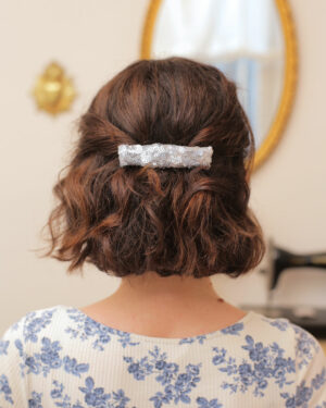French barrette cheveux Hortense Marie-Joséphine rectangulaire sequins argentés parfaite pour cérémonies et tenues du quotidien
