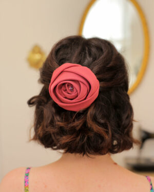 Barrette fleur en tissu rose couture en twill de viscose rose framboise et cristal swarovski irisé coiffure romantique accessoire cérémonie Marie-Joséphine