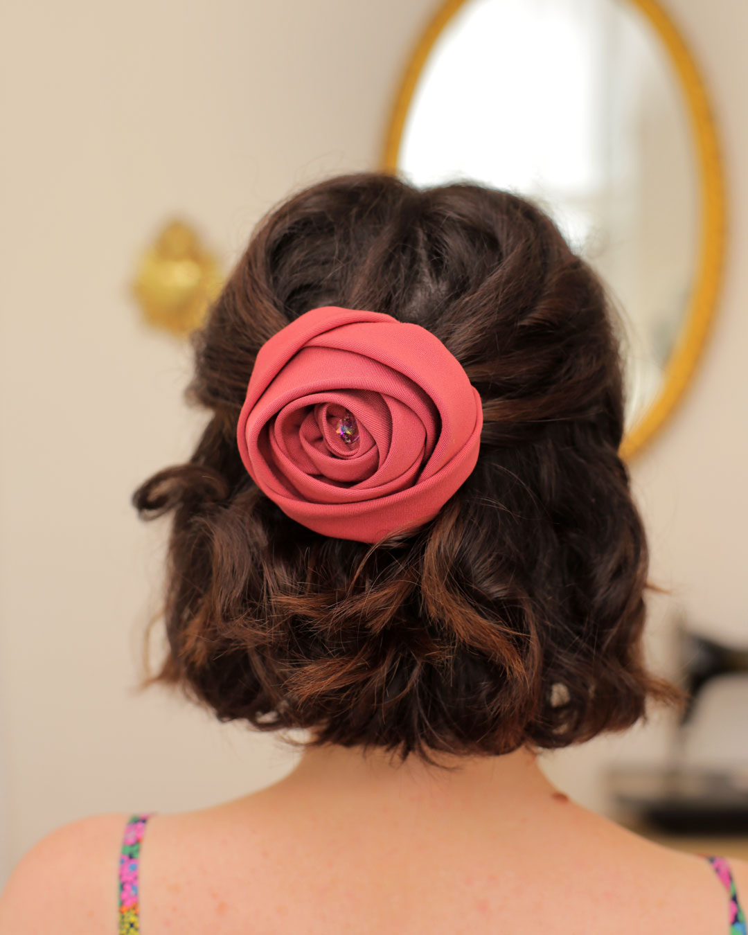 Barrette fleur en tissu rose couture en twill de viscose rose framboise et cristal swarovski irisé coiffure romantique accessoire cérémonie Marie-Joséphine