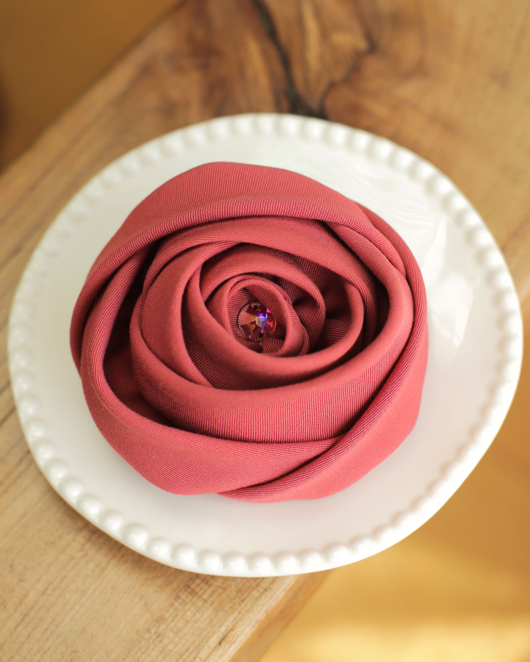 Barrette fleur en tissu rose couture en twill de viscose rose framboise et cristal swarovski irisé coiffure romantique accessoire cérémonie Marie-Joséphine