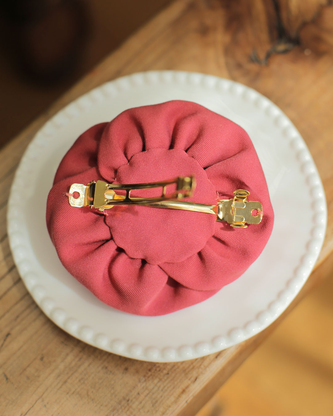 Barrette fleur en tissu rose couture en twill de viscose rose framboise et cristal swarovski irisé coiffure romantique accessoire cérémonie Marie-Joséphine
