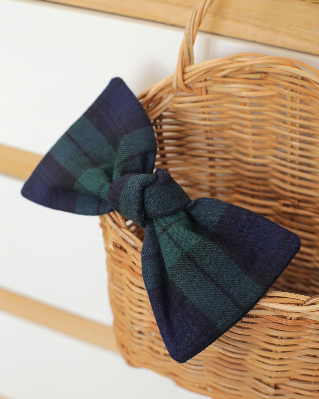 Barrette clip French barrette grand noeud Joséphine Marie-Joséphine en flanelle de coton tartan carreaux bleu et vert. Allure preppy, féminine et élégante pour sublimer les coiffures d'automne hiver.