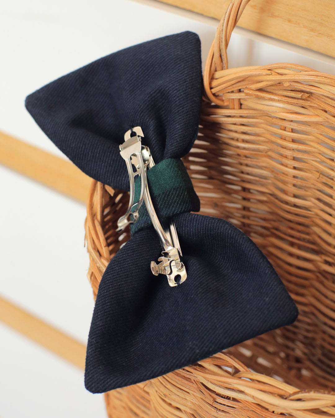 Barrette clip French barrette grand noeud Joséphine Marie-Joséphine en flanelle de coton tartan carreaux bleu et vert. Allure preppy, féminine et élégante pour sublimer les coiffures d'automne hiver.