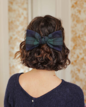 Barrette clip French barrette grand noeud Joséphine Marie-Joséphine en flanelle de coton tartan carreaux bleu et vert. Allure preppy, féminine et élégante pour sublimer les coiffures d'automne hiver.