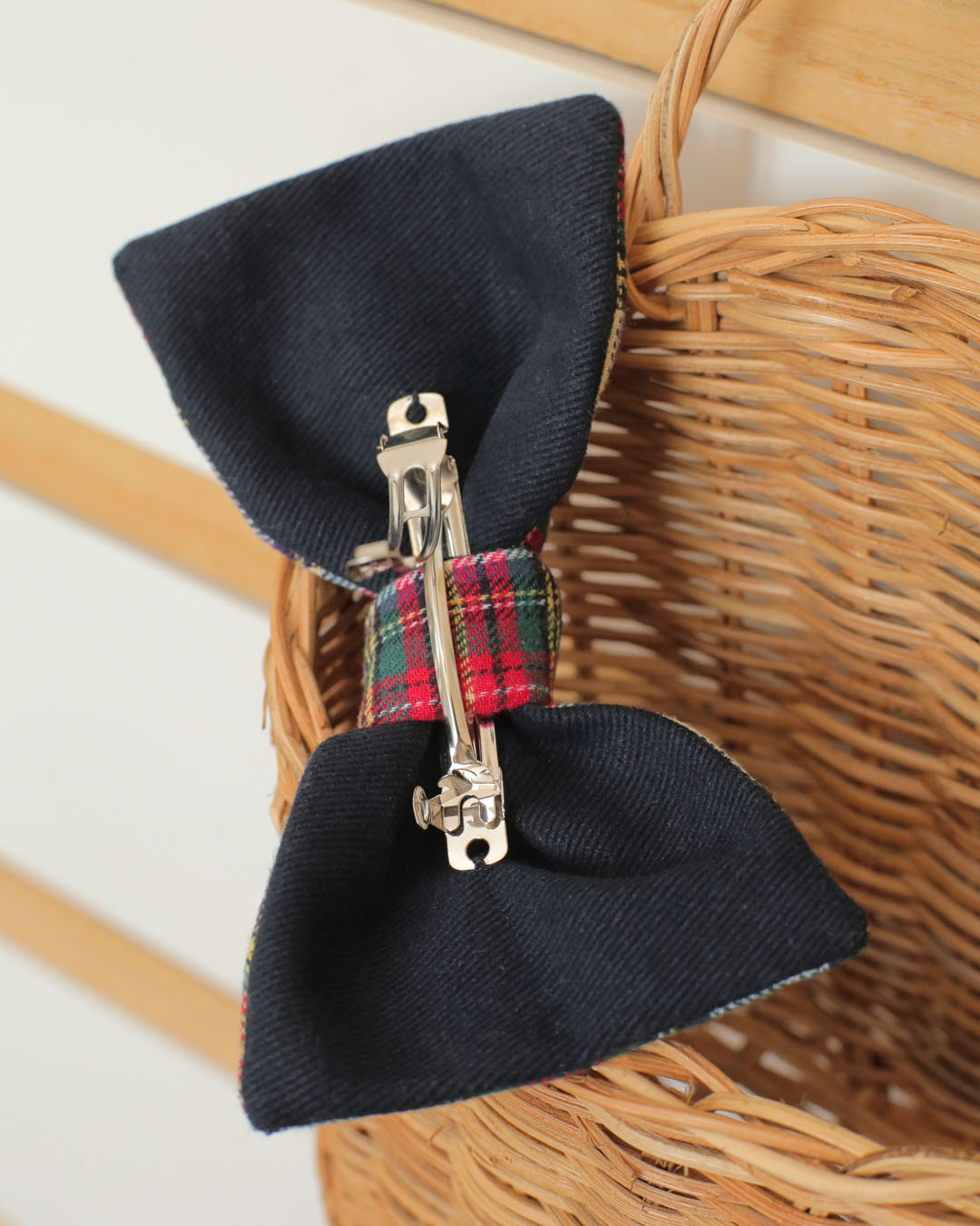 Barrette clip French barrette grand noeud Joséphine Marie-Joséphine en flanelle de coton tartan carreaux rouge, vert et blanc. Allure preppy, féminine et élégante pour sublimer les coiffures d'automne hiver.