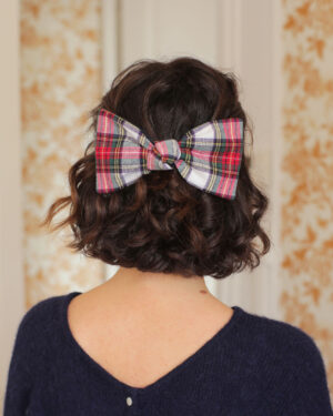 Barrette clip French barrette grand noeud Joséphine Marie-Joséphine en flanelle de coton tartan carreaux rouge, vert et blanc. Allure preppy, féminine et élégante pour sublimer les coiffures d'automne hiver.