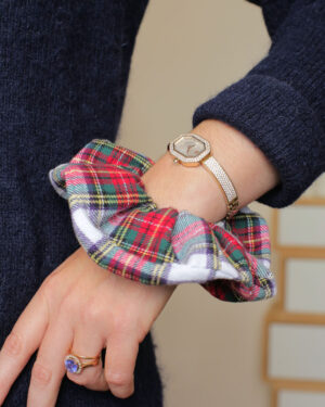 Grand chouchou Marie-Joséphine en flanelle de coton tartan carreaux rouge, vert et blanc pour sublimer les coiffures d'automne hiver