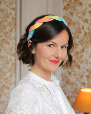 Serre-tête tressé Isaure Guimauve Marie Joséphine en viscose multicolore pastel porté par Noëmie Honiat dans le Meilleur pâtissier sur M6