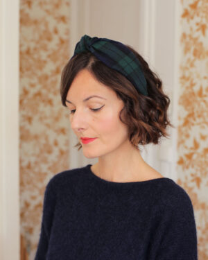 Serre-tête façon turban Nicole Marie-Joséphine en flanelle de coton tartan carreaux bleu et vert. Un accessoire élégant et preppy pour sublimer les looks d'automne hiver.