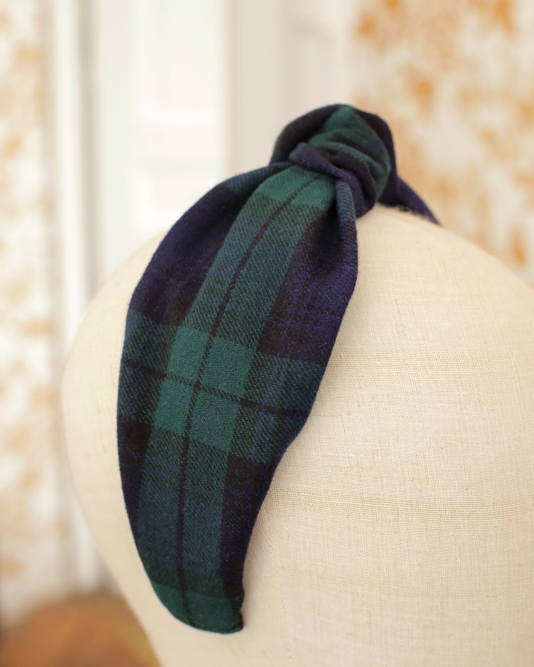 Serre-tête façon turban Nicole Marie-Joséphine en flanelle de coton tartan carreaux bleu et vert. Un accessoire élégant et preppy pour sublimer les looks d'automne hiver.