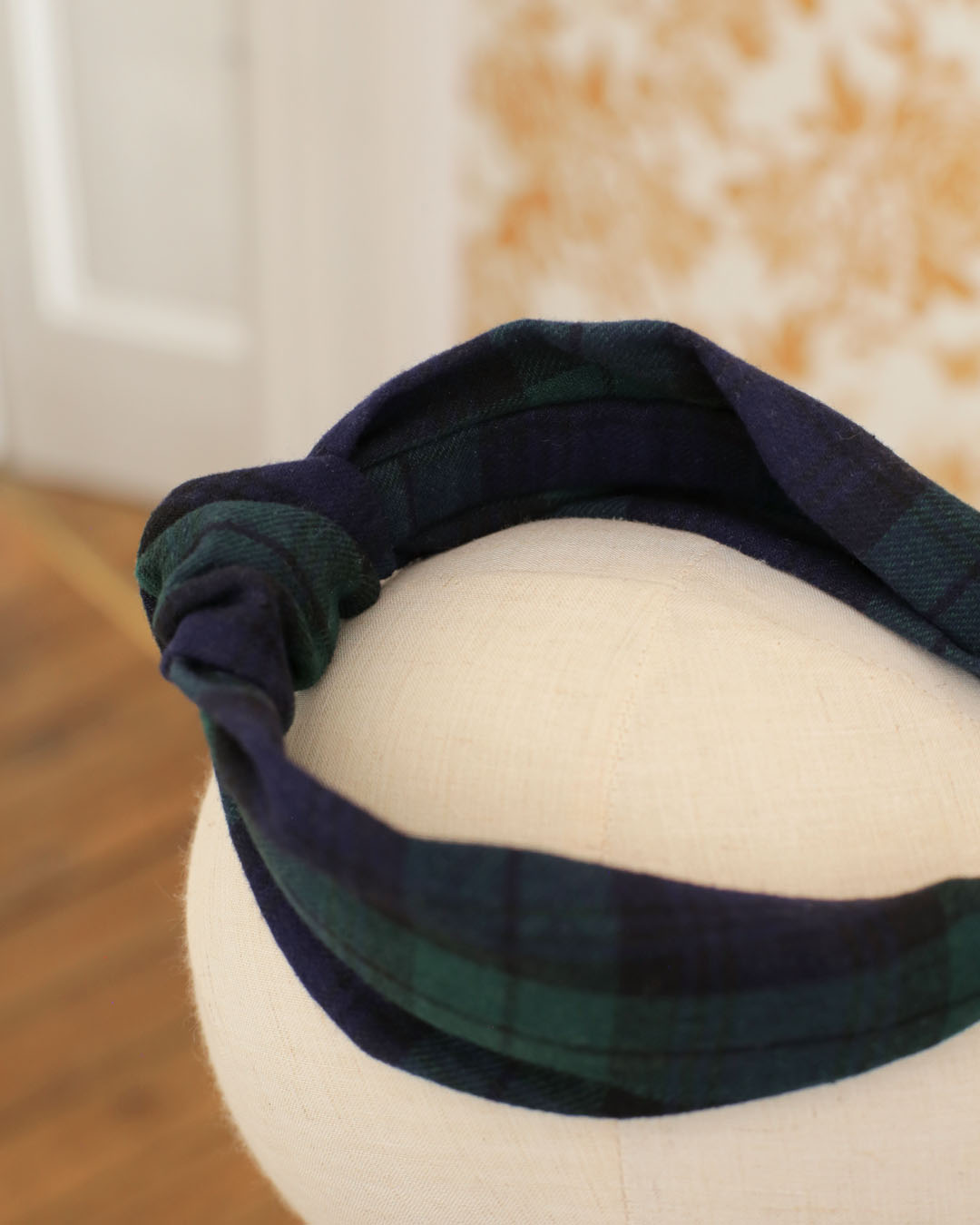 Serre-tête façon turban Nicole Marie-Joséphine en flanelle de coton tartan carreaux bleu et vert. Un accessoire élégant et preppy pour sublimer les looks d'automne hiver.