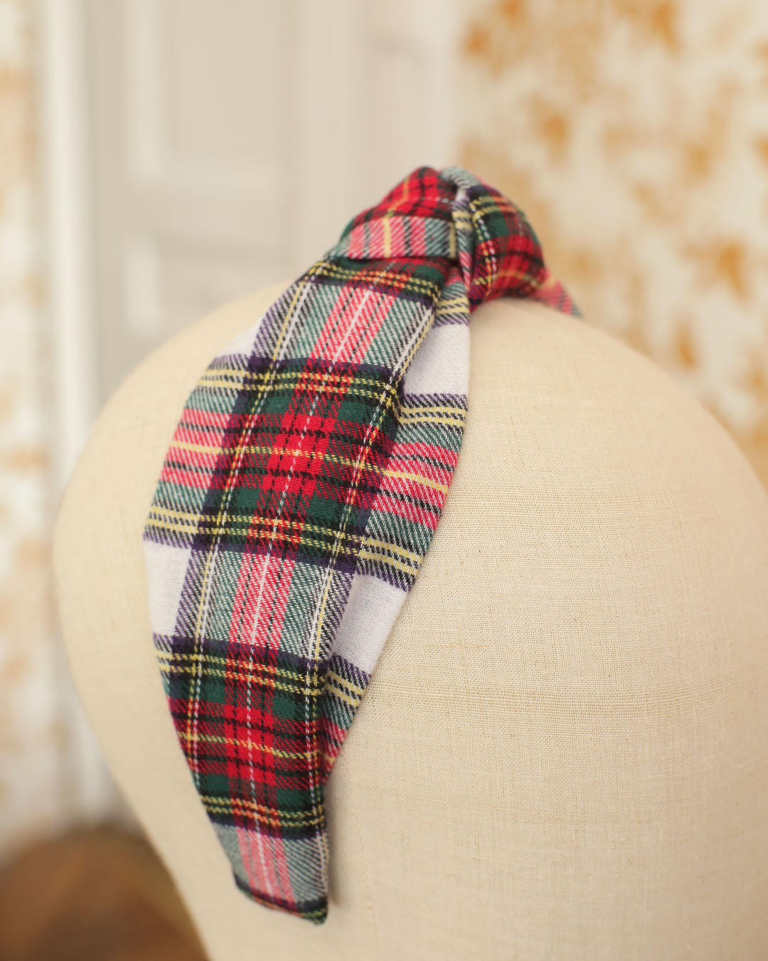 Serre-tête façon turban Nicole Marie-Joséphine en flanelle de coton tartan carreaux rouge, vert et blanc. Un accessoire élégant et preppy pour sublimer les looks d'automne hiver.