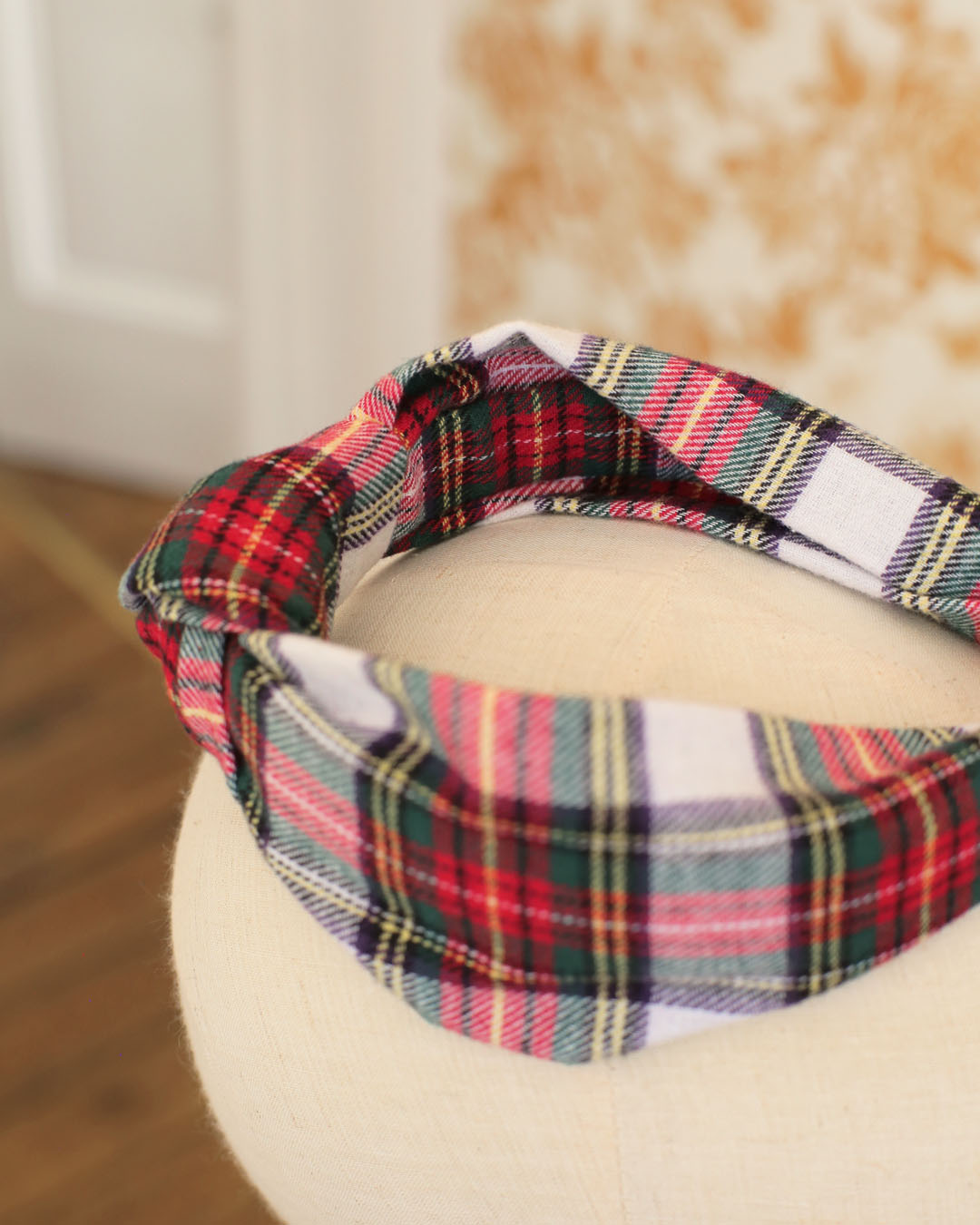 Serre-tête façon turban Nicole Marie-Joséphine en flanelle de coton tartan carreaux rouge, vert et blanc. Un accessoire élégant et preppy pour sublimer les looks d'automne hiver.