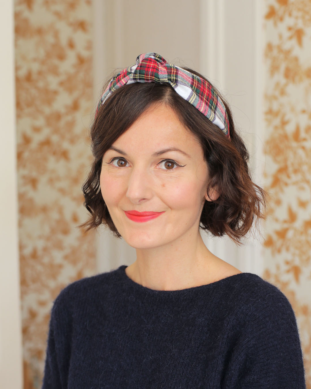 Serre-tête façon turban Nicole Marie-Joséphine en flanelle de coton tartan carreaux rouge, vert et blanc. Un accessoire élégant et preppy pour sublimer les looks d'automne hiver.
